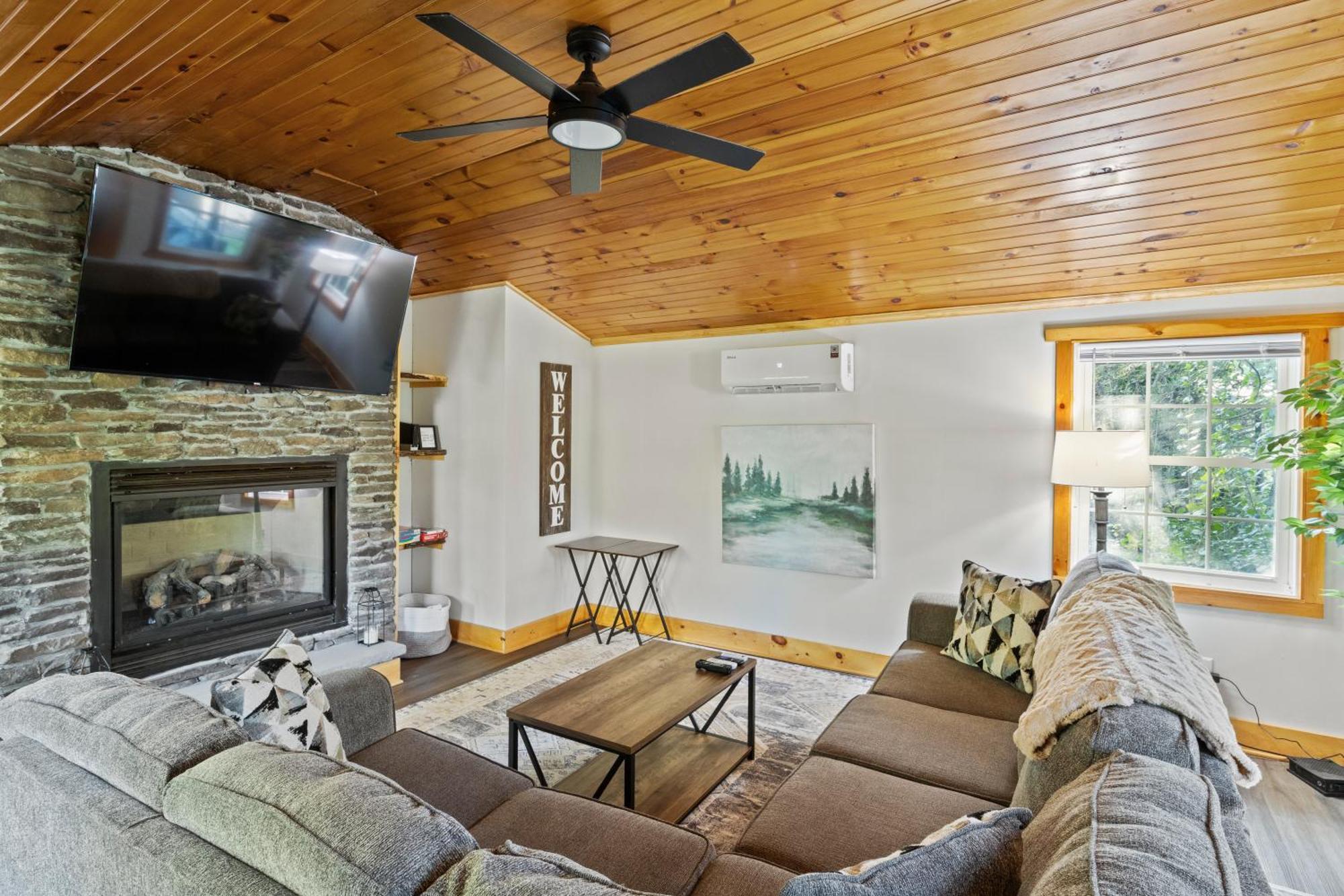 Cozy Home W/ King Bed & Lake Access Канандейгуа Экстерьер фото